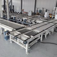 托盤輸送線 L 型布局：電動轉(zhuǎn)盤 vs 移載機區(qū)別與選型指南